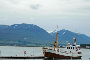 industriell fiskebåt i en hamn på Island foto