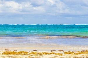 vågor vatten karibiska kusten och stranden panoramautsikt tulum mexico. foto
