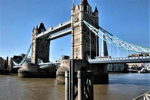 utsikt över tower bridge i london över Themsen foto