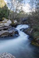 vattenfall vid madriu perafita claror valley i andorra, unesco världsarv foto