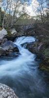 vattenfall vid madriu perafita claror valley i andorra, unesco världsarv foto