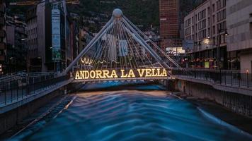 andorra la vella,andorra . 12 maj 2022. pont de paris i bakgrunden och Salvador dali nobleza del tiempos verk sommaren 2022. foto