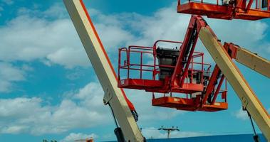 ledad bomlyft. plattformslyft. teleskopisk bomlyft mot blå himmel. mobil byggkran att hyra. reparation av hydraulisk bomlyftstjänst. kranhandlare. säker användning av maskiner. foto