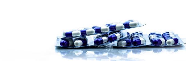 lila-vita kapselpiller i blisterförpackningar isolerad på vit bakgrund. läkemedelsindustri. apoteksprodukter. sjukvård och medicin. farmakologi. läkemedelskoncept. foto