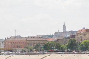 typiska byggnader från 1800-talet i buda slottsdistrikt i budapest foto