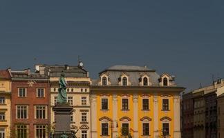 vacker fasad av gamla hus i Krakow, Polen foto