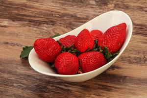 mogen söt jordgubbe med blad foto