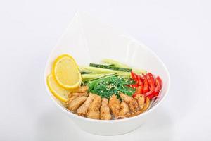 asiatiska köket cellofan nudlar med kyckling foto