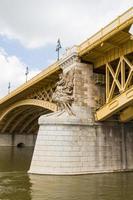 naturskön utsikt över den nyligen förnyade margitbron i budapest. foto