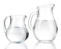glas kannor med vatten isolerad på vitt