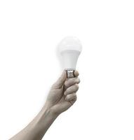 manlig hand som håller en led glödlampa isolerad på vit bakgrund med urklippsbana. miljövänligt koncept. foto
