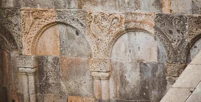 mönster och tecken på djur på gamla byggnader på en arkeologisk plats i Turkiet foto