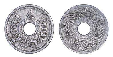 thailand 10 satang mynt 1935 isolerad på vit bakgrund. foto