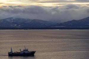 havslandskap i avacha buhet med ett skepp. kamchatka foto