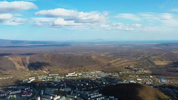 Flygfoto över panorama av stadsbilden. Petropavlovsk-Kamchatsky, Ryssland foto