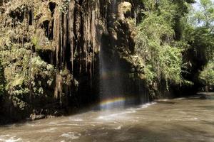 sai rung vattenfall i umphang-distriktet, tak-provinsen, thailand reflektionen av solljus producerar regnbågens färger. det är ett populärt turistmål. foto
