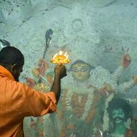 Kolkata, Indien, 29 september 2021 - gudinnan durga med traditionellt utseende i närbild vid en sydkolkata durga puja, durga puja idol, en största hinduiska navratri-festival i Indien foto