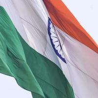 Indien flagga vajar högt på connaught plats med stolthet över blå himmel, Indien flagga vajar, indisk flagga på självständighetsdagen och republikens dag i Indien, tilt up shot, viftande indiska flaggan, flaggor i Indien foto