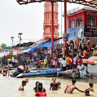 garh mukteshwar, uttar pradesh, Indien - 11 juni 2022 - människor tar heligt dopp med anledning av nirjala ekadashi, en utsikt över garh ganga ghat som är en mycket känd religiös plats för hinduer foto