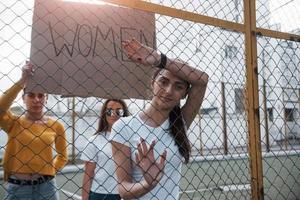 fint solljus. grupp feministiska kvinnor protesterar för sina rättigheter utomhus foto