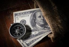 kompass med pengar i gunsäck. foto