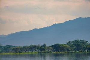 berg och sjö med det unika molnet i phayao-sjön, provinsen i norra thailand. foto