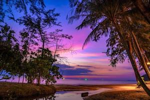 lila violett himmel vid stranden och havet, i skymningstid, koh kood, trad-provinsen, thailand. foto
