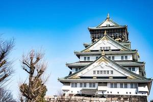 japaner, turister, resenärer gick runt osaka slott i mars 2018 med torra träd runt, oaska, japan. foto