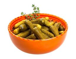 marinerad gurka, pickles i en skål foto