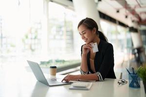 närbild av svart flicka håller bankkreditkort och skriver på bärbar dator, handla online med hjälp av dator, köpa varor eller beställa online, ange bankkonton och detaljer i onlinebankerbjudande foto