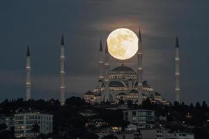 månuppgång över camlica-moskén i istanbul, Turkiet foto