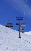 upphängd skidlinbana vid snöbergen titlis foto