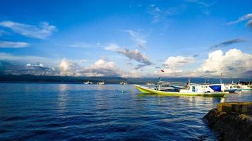 donggala regency, indonesien, 6 maj 2022, fiskebåtar i form av indonesisk flaggade motorbåtar lutade mot hamnen foto