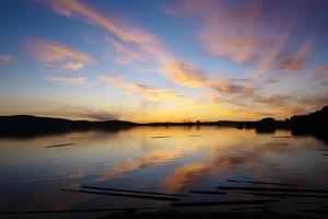 vackert landskap, solnedgång vid floden angara foto