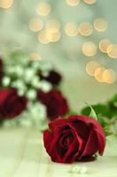 bukett röda rosor med ljus