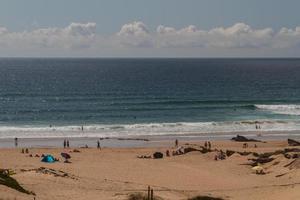 vågorna slåss om den öde klippiga kusten av Atlanten, Portugal foto