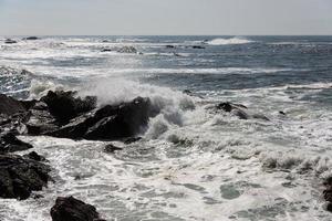 vågor slår över portugisiska kusten foto