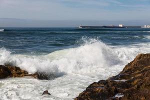 vågor slår över portugisiska kusten foto