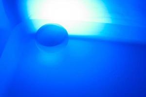 abstrakt suddig bild av en kristallkula i blått. linskula i oskärpa. foto