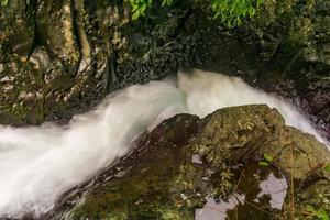 vattenfallsflöde i Indonesiens tropiska skog foto
