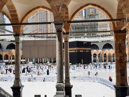 mecka, saudiarabien, juni 2022 - besökare från hela världen utför tawaf i moskén al-haram i mecka före fredagsbönen. foto