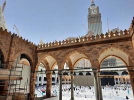 mecka, saudiarabien, juni 2022 - besökare från hela världen utför tawaf i moskén al-haram i mecka före fredagsbönen. foto