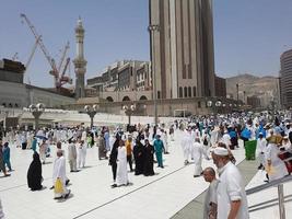mecka, saudiarabien, juni 2022 - vid moskén al-haram i mecka samlas pilgrimer från hela världen på den yttre gården efter fredagsbönen. foto