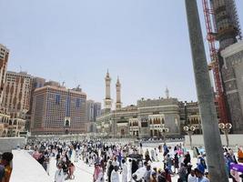 mecka, saudiarabien, juni 2022 - vid moskén al-haram i mecka samlas pilgrimer från hela världen på den yttre gården efter fredagsbönen. foto