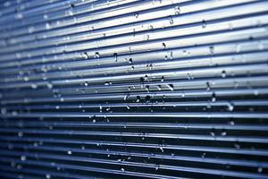 regndroppar på den glasblå polykarbonatytan foto