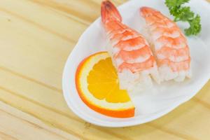 sushi - ama ebi nigiri på en vit foto