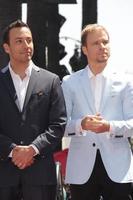 los angeles, 22 april - howie dorough, brian littrell vid ceremonin för backstreet boys star on the walk of fame på hollywood walk of fame den 22 april 2013 i los angeles, ca. foto