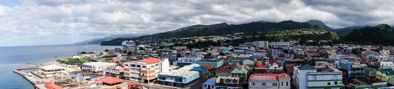 roseau dominicas huvudstad ur kryssningsterminalens perspektiv foto