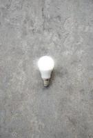 LED-lampa med belysning - spara belysningsteknologi - zooma ut foto