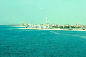 Dubais vackra silhuett med havet i förgrunden foto